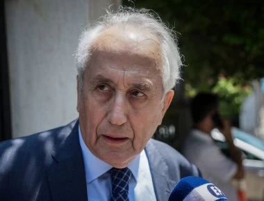 Ο υπουργός Εσωτερικών Αντώνης Ρουπακιώτης παρέδωσε τα αποτελέσματα των εκλογών στον πρόεδρο της Βουλής